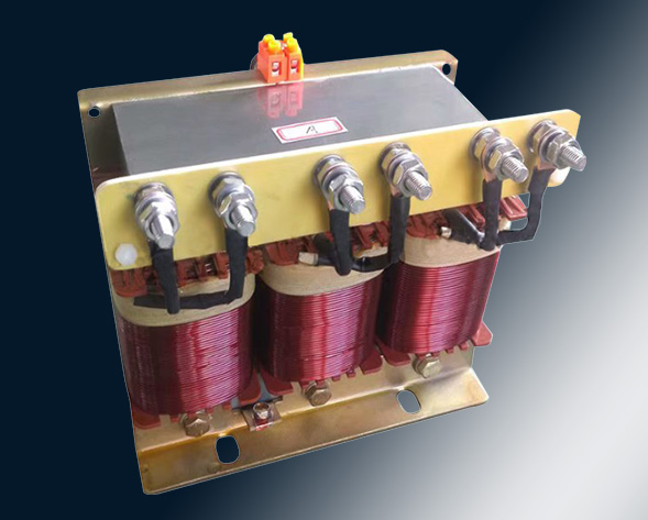 TKSG/TKDG濾波電抗器通過(guò)的是交流電流，它與濾波電容器串聯(lián)使用，組成諧振電路，使其在規(guī)定的頻率點(diǎn)上諧振，濾指定的高次諧波；同時(shí)還可實(shí)玖電力系統(tǒng)的無(wú)功補(bǔ)償和…